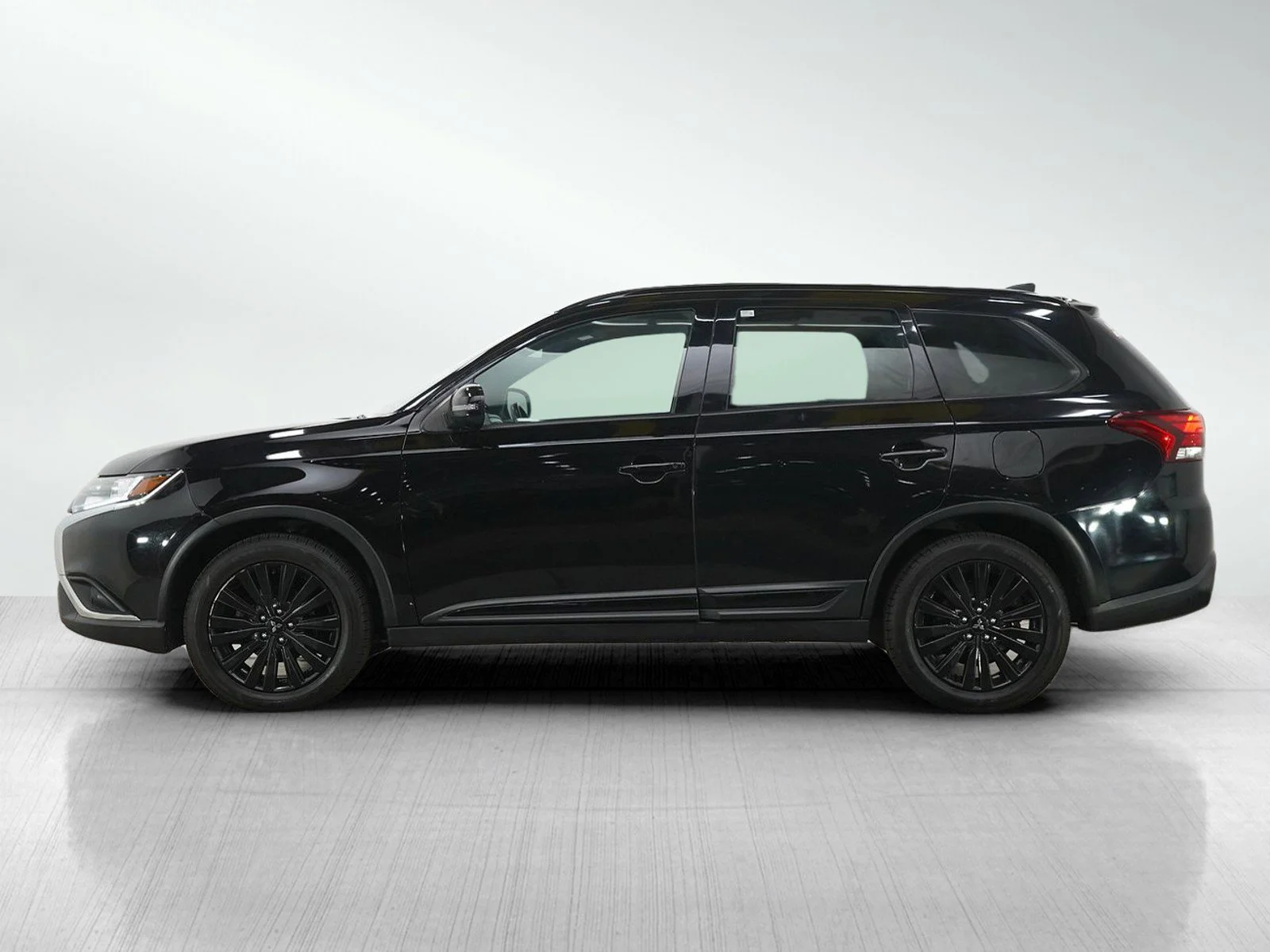 Used 2020 Mitsubishi Outlander LE with VIN JA4AD3A39LZ031907 for sale in Burnsville, Minnesota