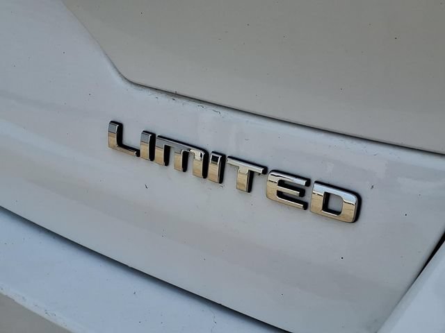 Used 2023  Jeep Limited image 25