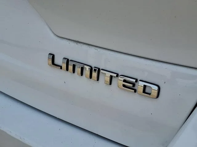 Used 2023  Jeep Limited image 25