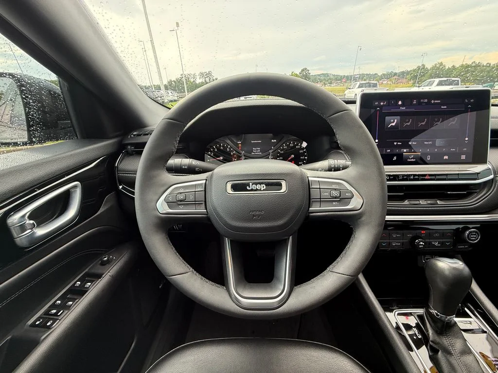Used 2023 Gray Jeep Latitude image 9
