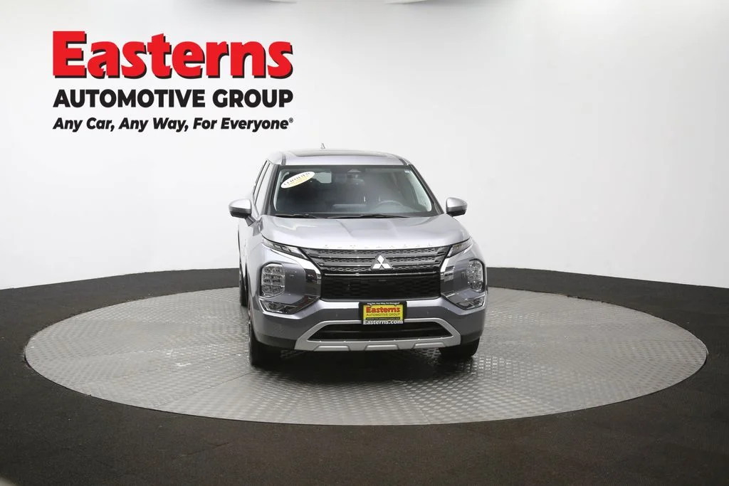 Used 2023 Silver Mitsubishi SE image 117