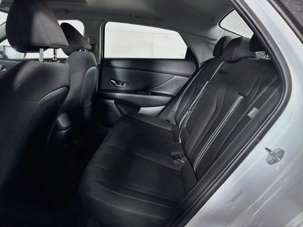 Used 2025 White Hyundai SEL Convenience image 21