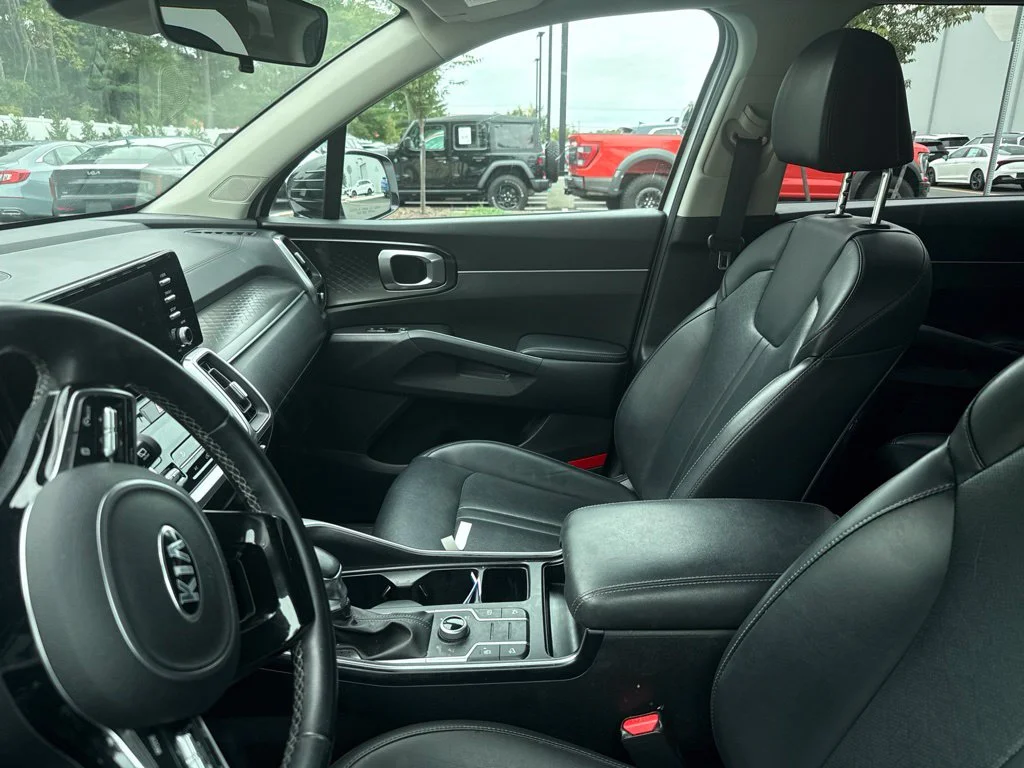 Used 2021 White Kia S image 9