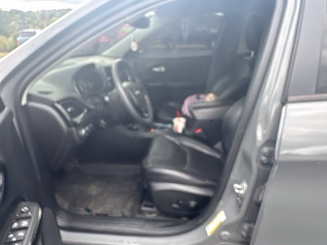 Used 2023 Gray Jeep Altitude image 9