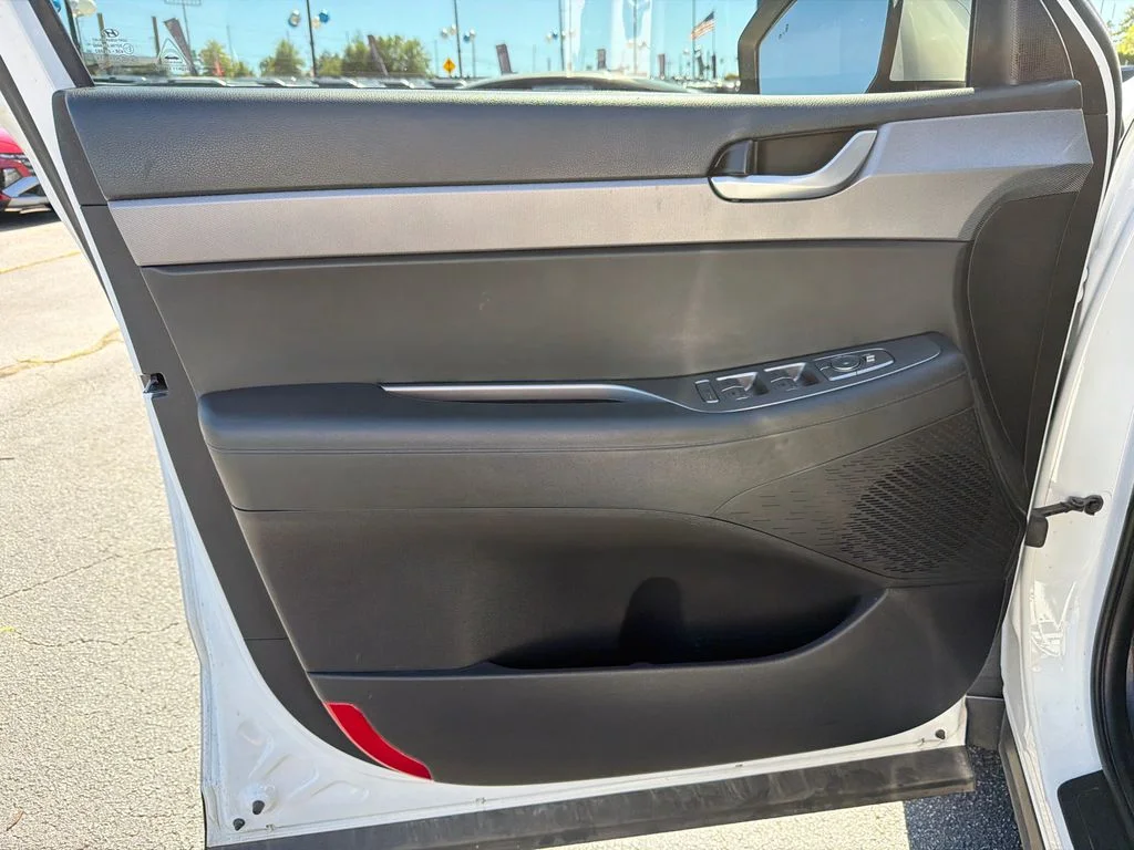Used 2022 White Hyundai SE image 10