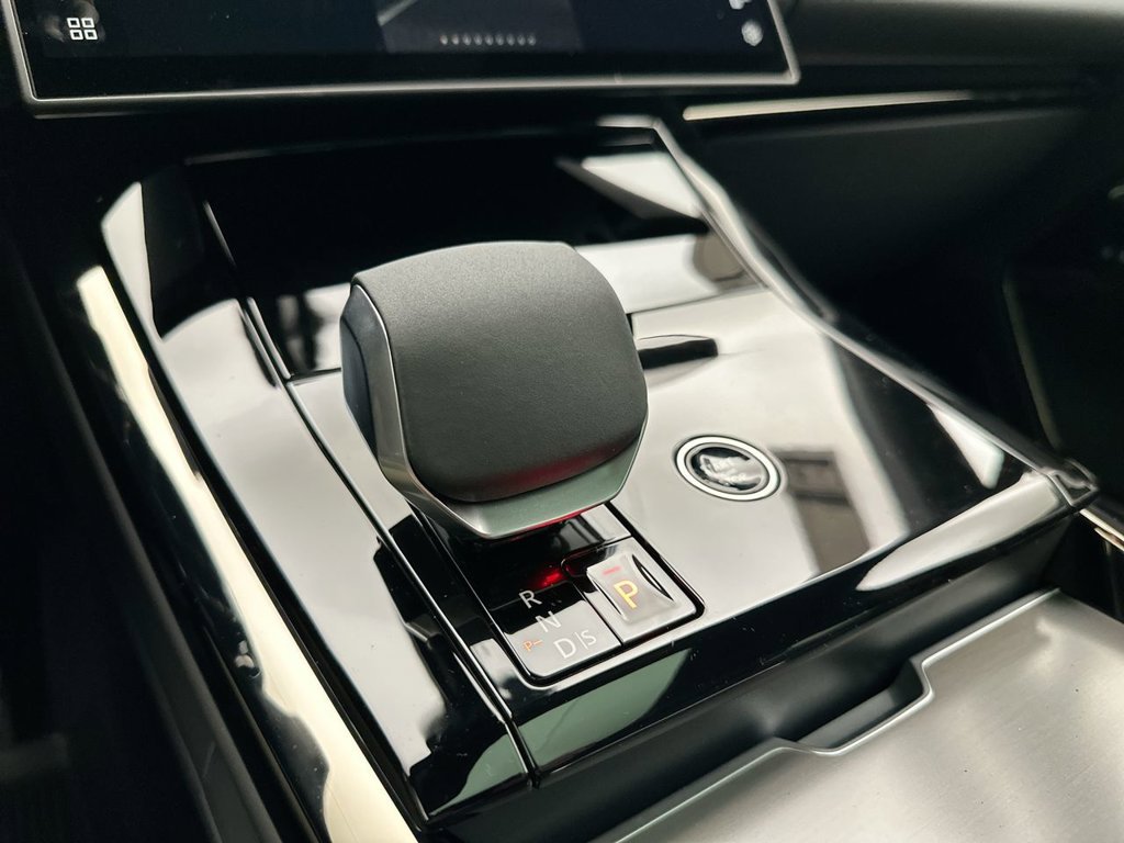 New 2027 Santorini Black Land Rover SE image 12