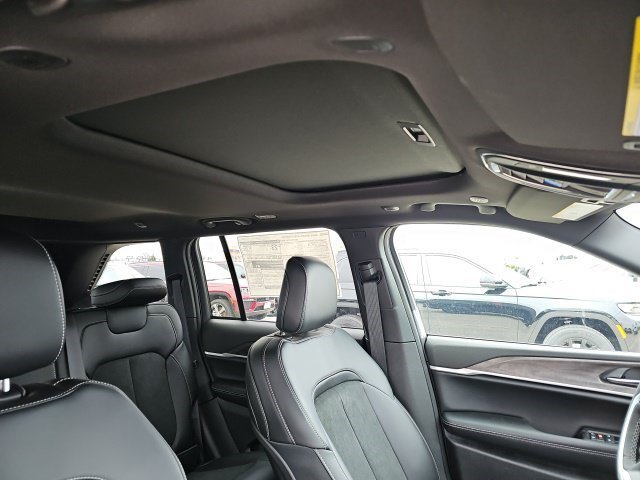 New 2026 Diamond Black Crystal Pearlcoat Jeep Laredo Altitude image 12