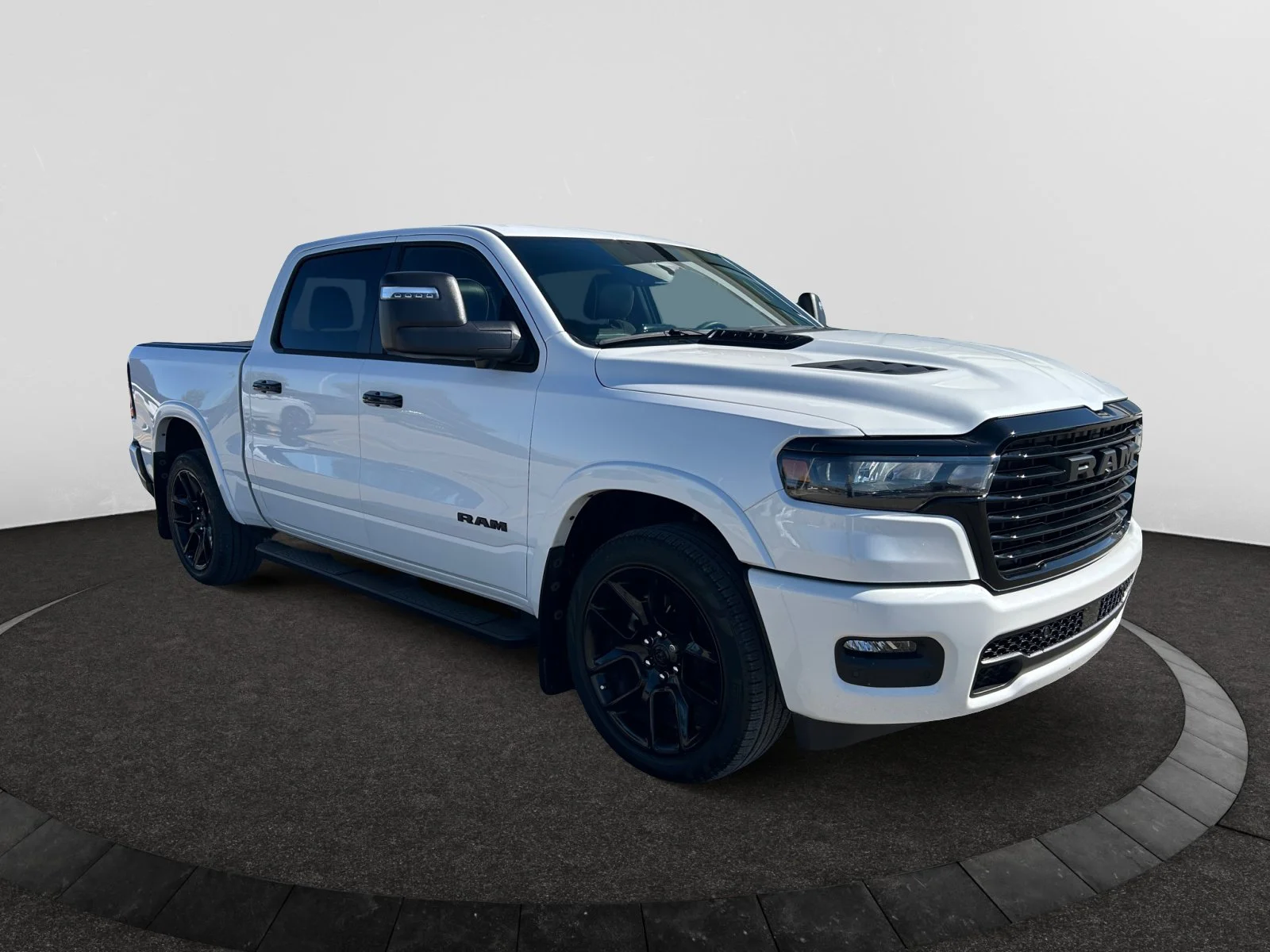 Used 2025 Ivory Tri-Coat Pearl Ram Laramie image 7