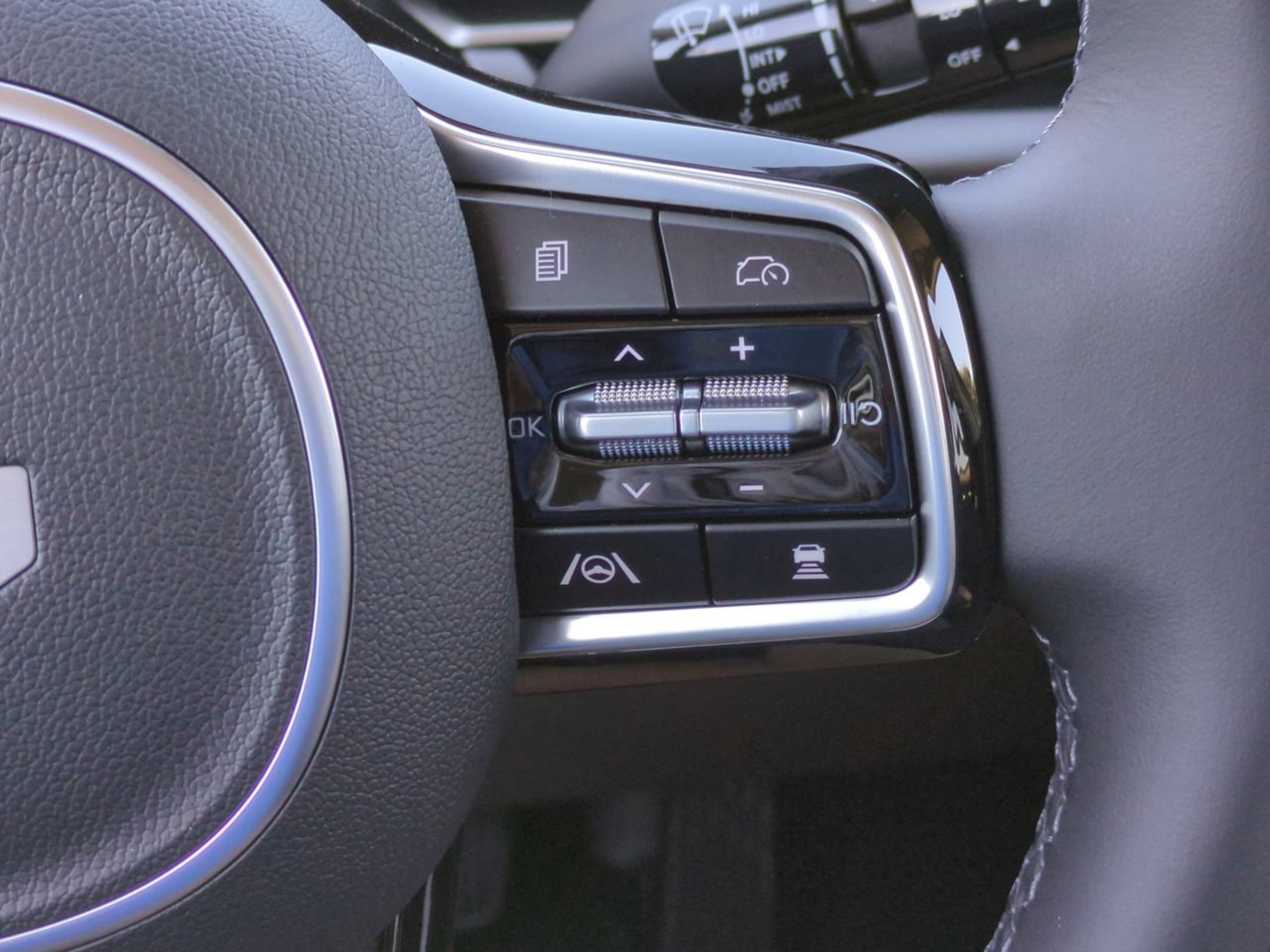 New 2026 Snow White Pearl Kia LXS image 25
