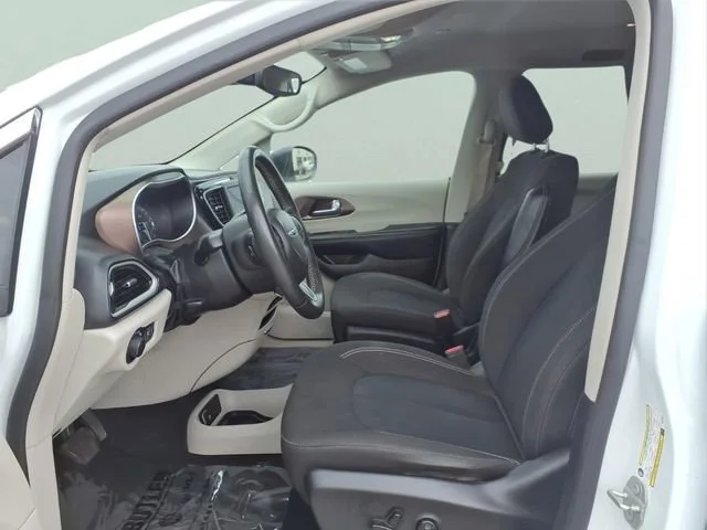 Used 2024  Chrysler LX image 15