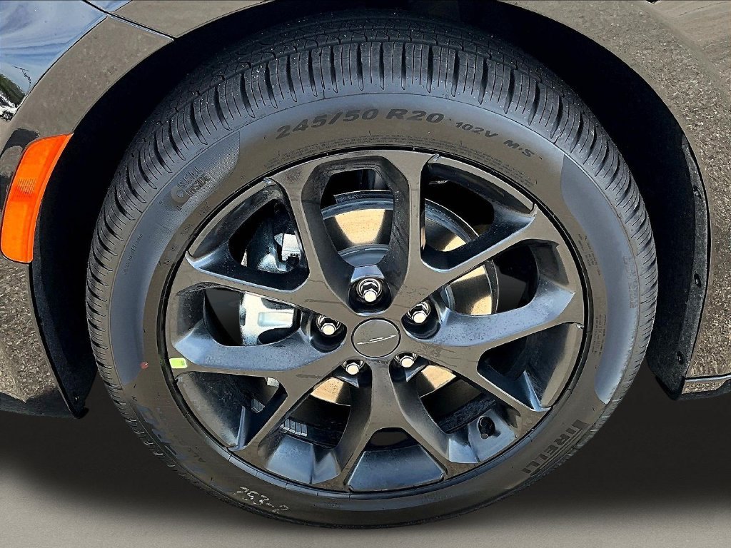 New 2027 Diamond Black Crystal Pearl-Coat Paint Chrysler Limited image 14