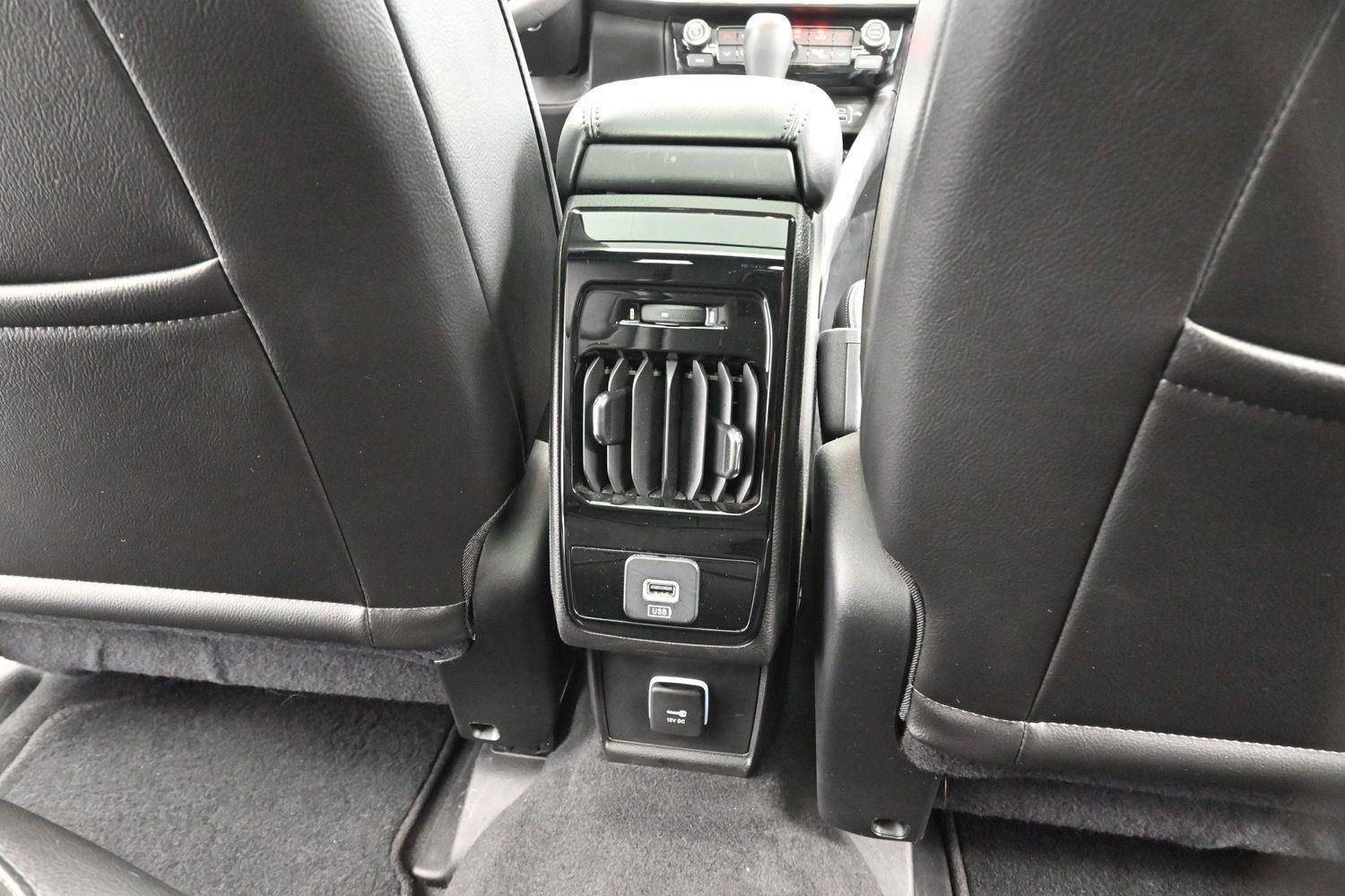 Used 2023 Diamond Black Crystal Pearlcoat Jeep Limited image 30