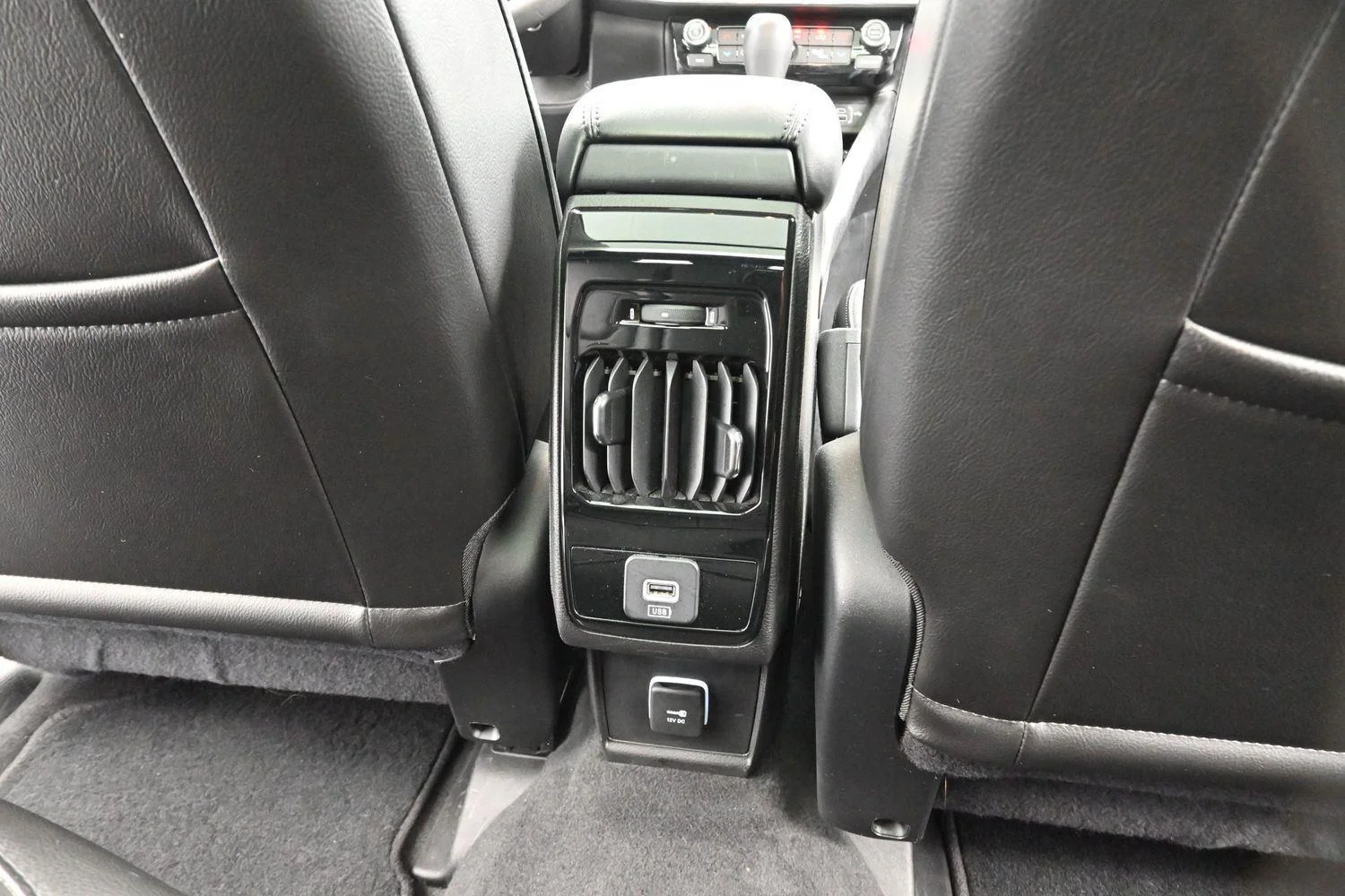Used 2023 Diamond Black Crystal Pearlcoat Jeep Limited image 30