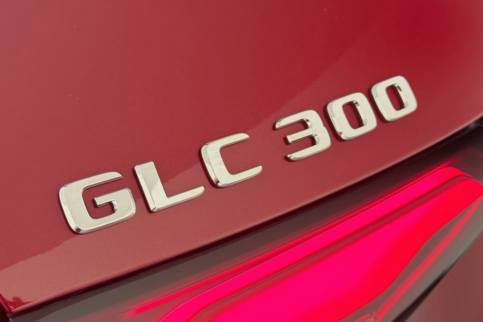 New 2026 MANUFAKTUR Patagonia Red Metallic Mercedes-Benz GLC 300 4MATIC® SUV image 8