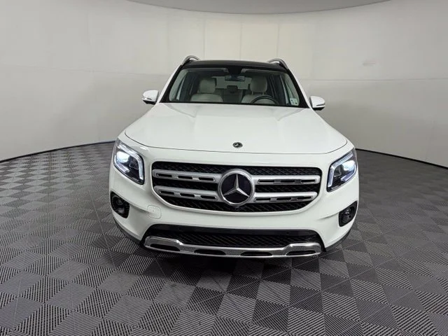 Used 2022  Mercedes-Benz GLB 250 image 2