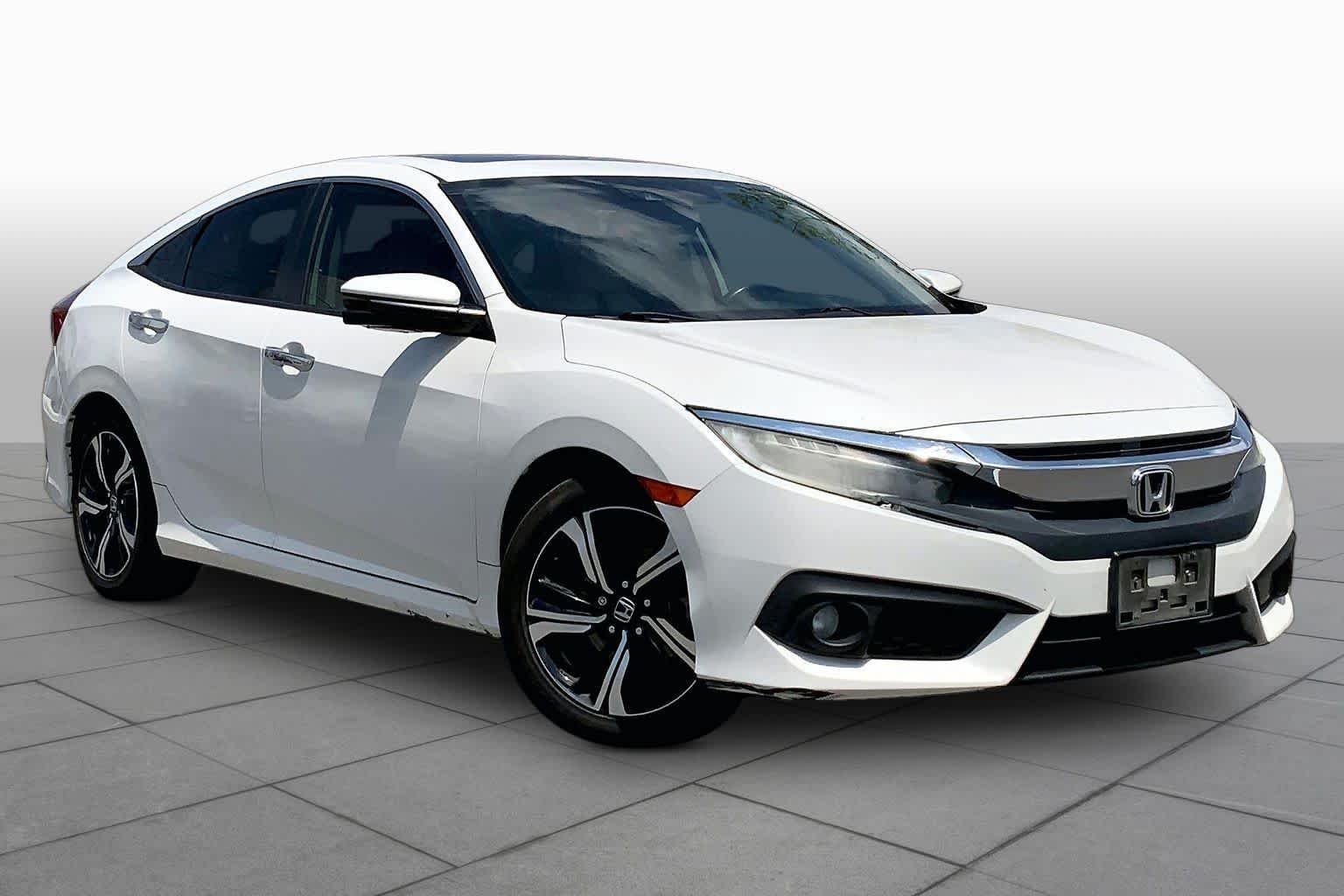 Used 2017 Lunar Silver Metallic Honda Touring image 2