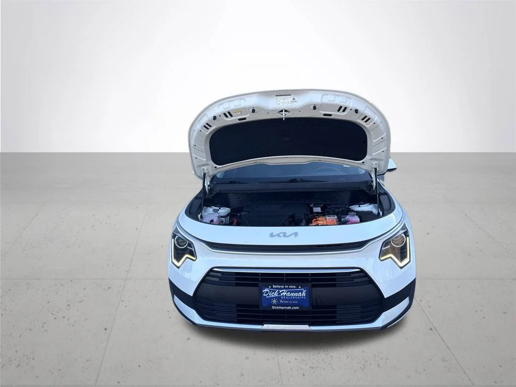 Used 2025 White Kia LX image 4