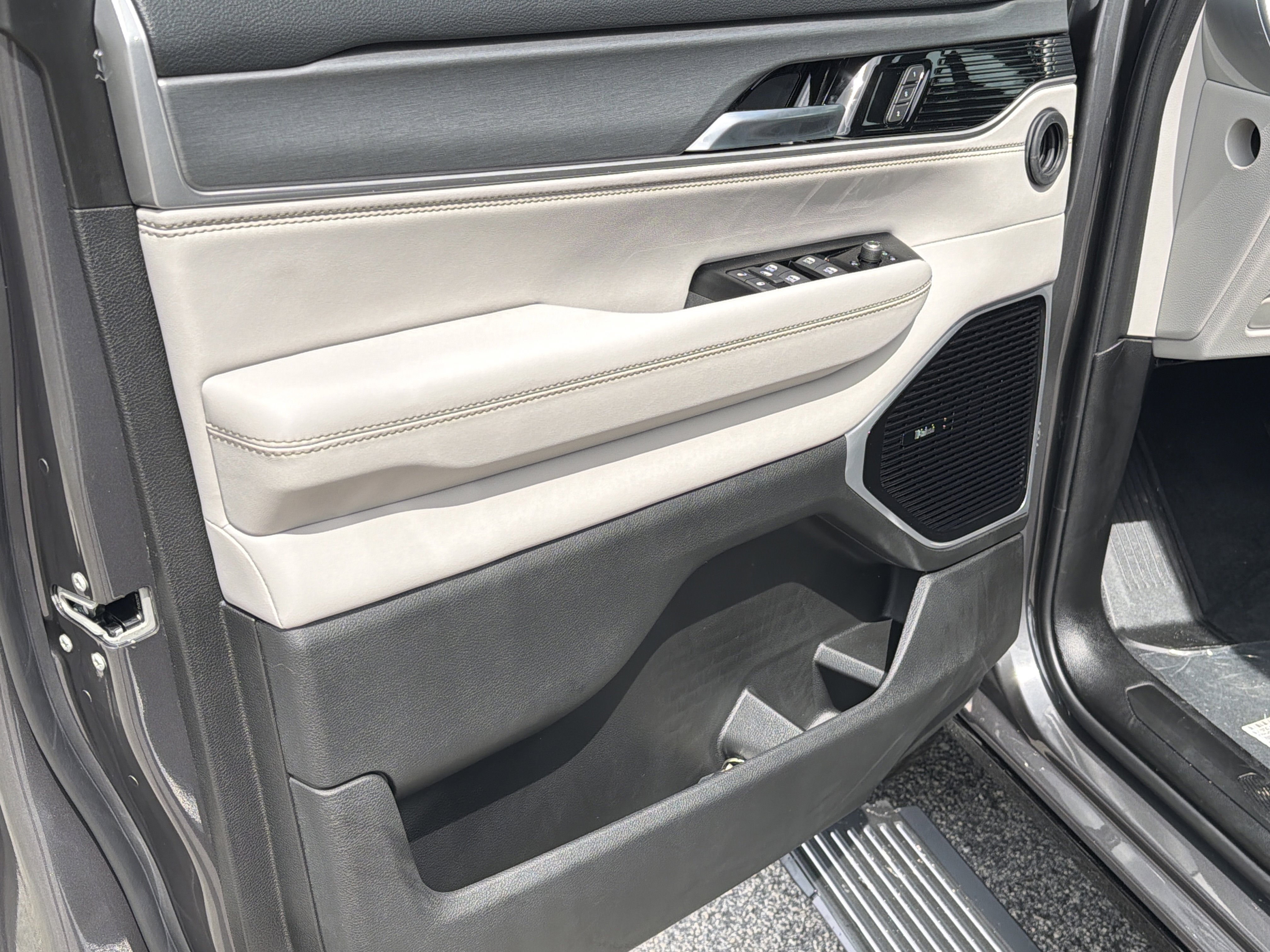 New 2026 Baltic-Gray Metallic Clear-Coat Exterior Paint Jeep Limited Reserve image 11