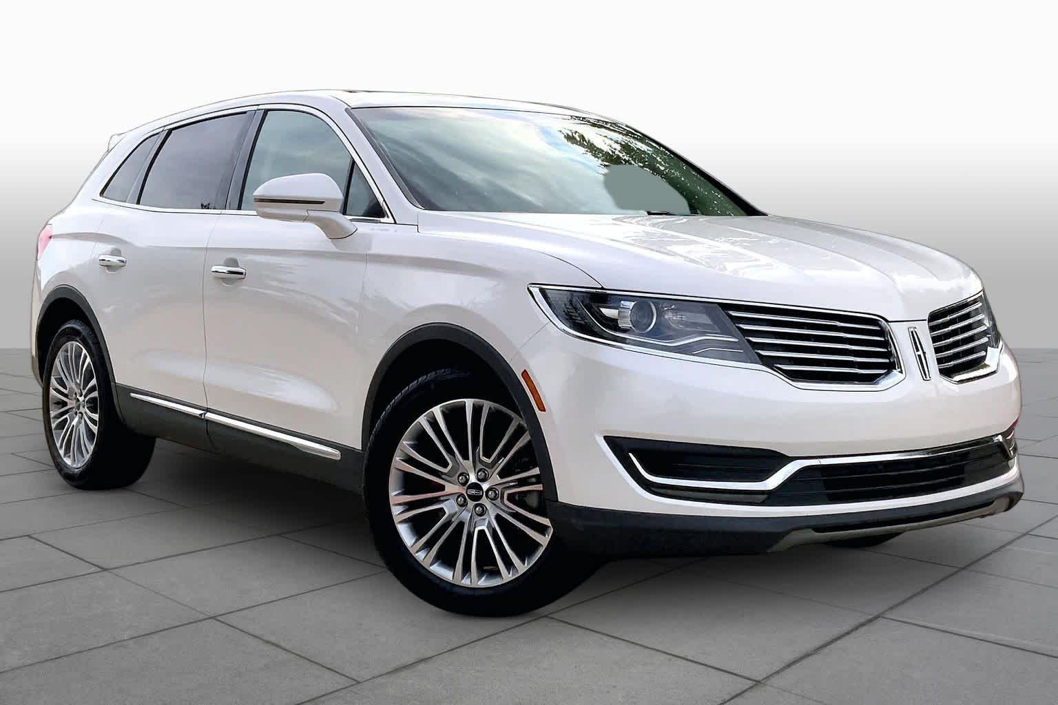 Used 2018 White Platinum Metallic Tri-Coat Lincoln Reserve image 3