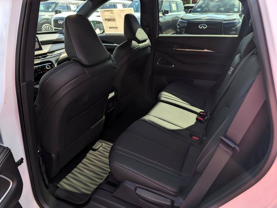 New 2027 2T RAD WHT INFINITI SPORT image 12