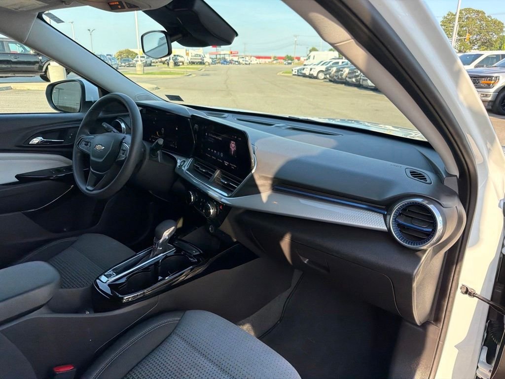 Used 2025 Summit White Chevrolet LT image 22