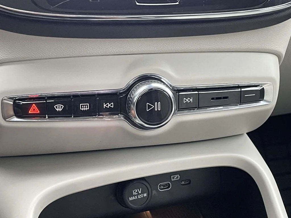 2025 Volvo XC40 Plus - Photo 19