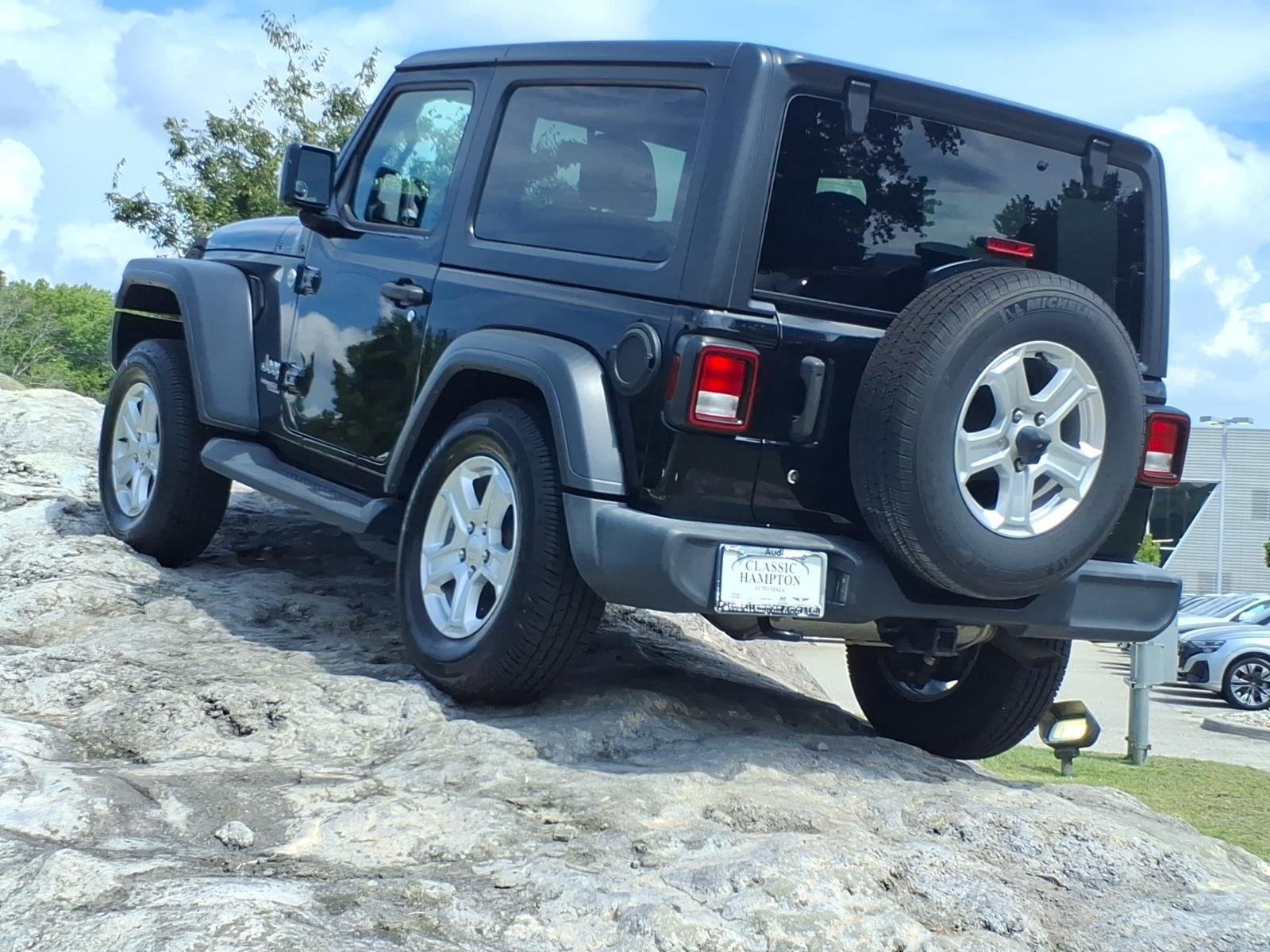 Used 2018 Black Clearcoat Jeep Sport S image 8