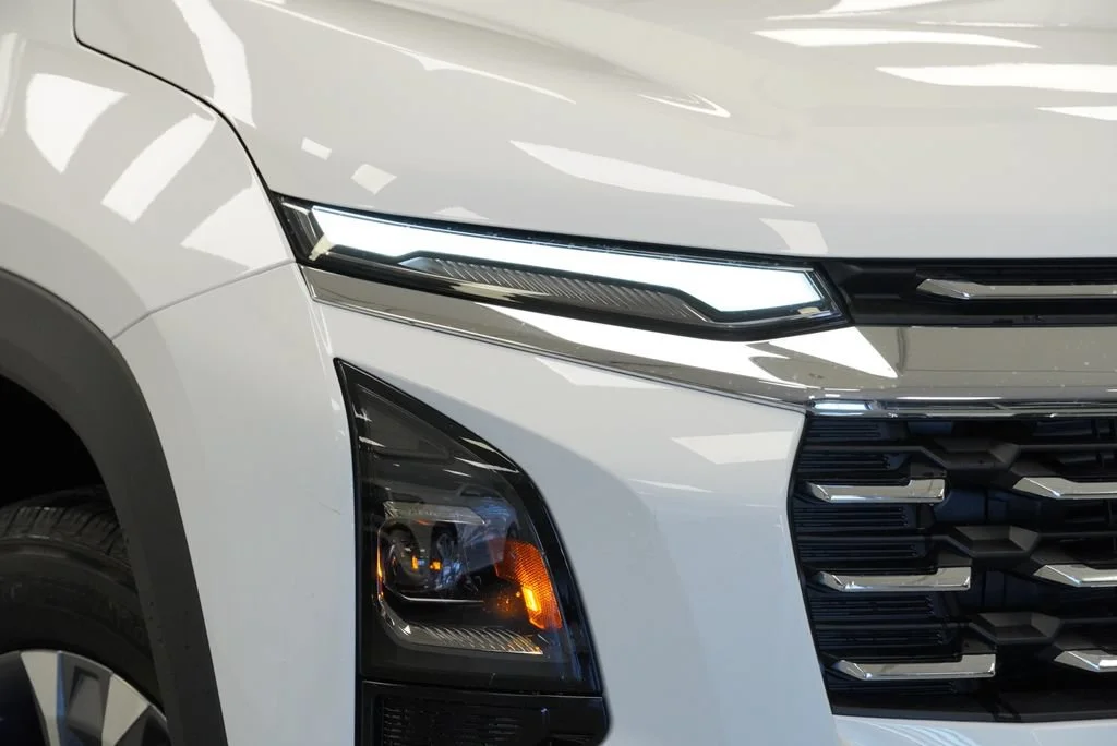 New 2027 Summit White Chevrolet LT image 11