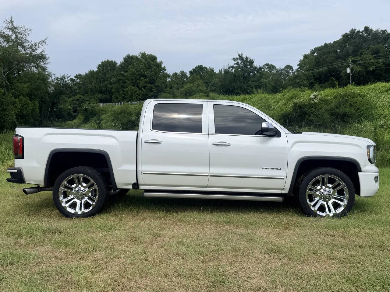 Used 2018 White GMC Denali 4x4 4dr Crew Cab 5.8 ft. SB image 6