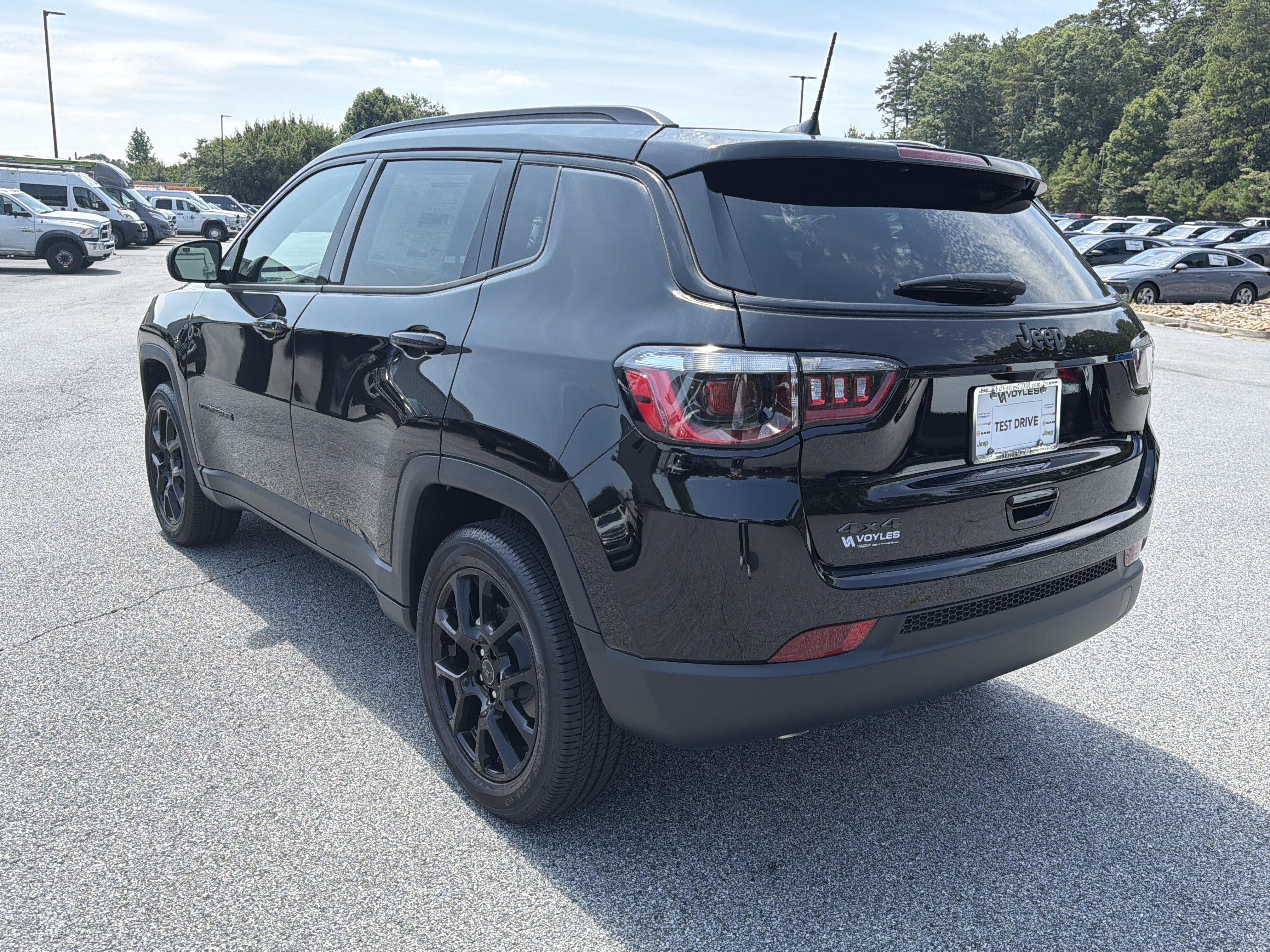 New 2026 Diamond Black Crystal Pearl-Coat Exterior Paint Jeep Latitude image 6