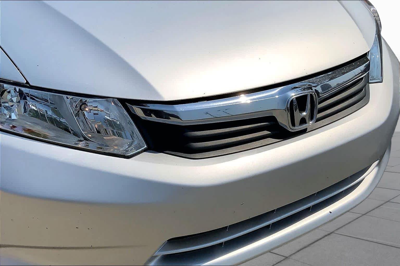 Used 2012 Alabaster Silver Metallic Honda LX image 30