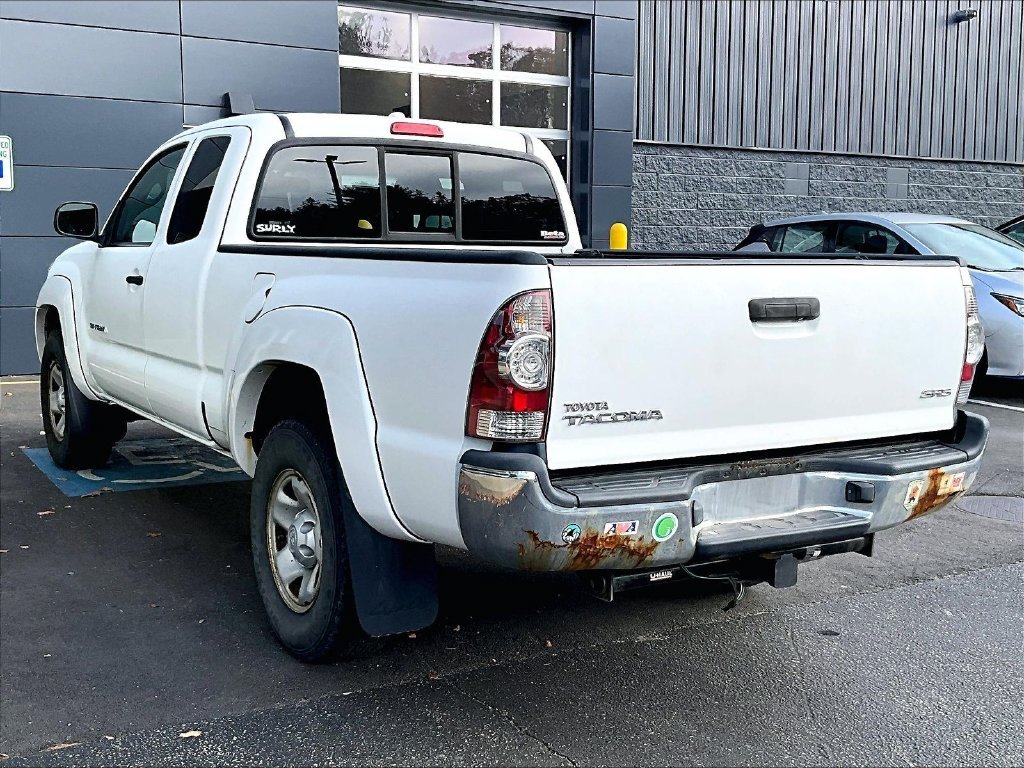 Used 2010 White Toyota Base image 6