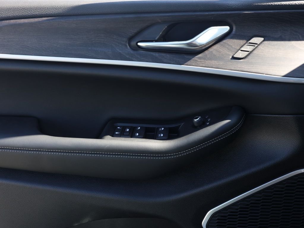 New 2026 Bright White Clear-Coat Exterior Paint Jeep Limited image 23