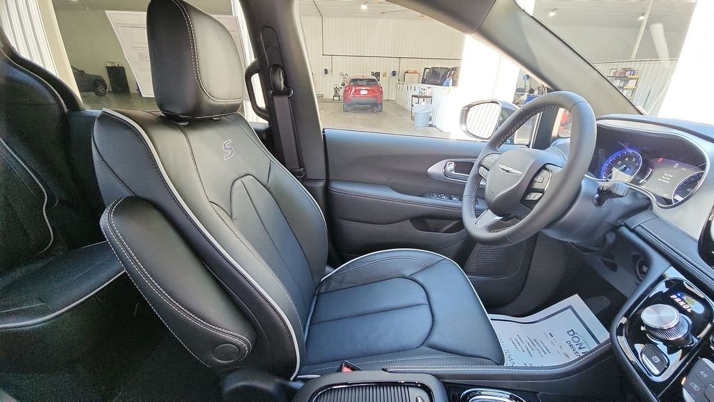 2026 Chrysler Pacifica Limited - Photo 16