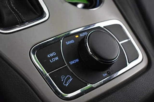 Used 2016 Silver Jeep Limited image 37