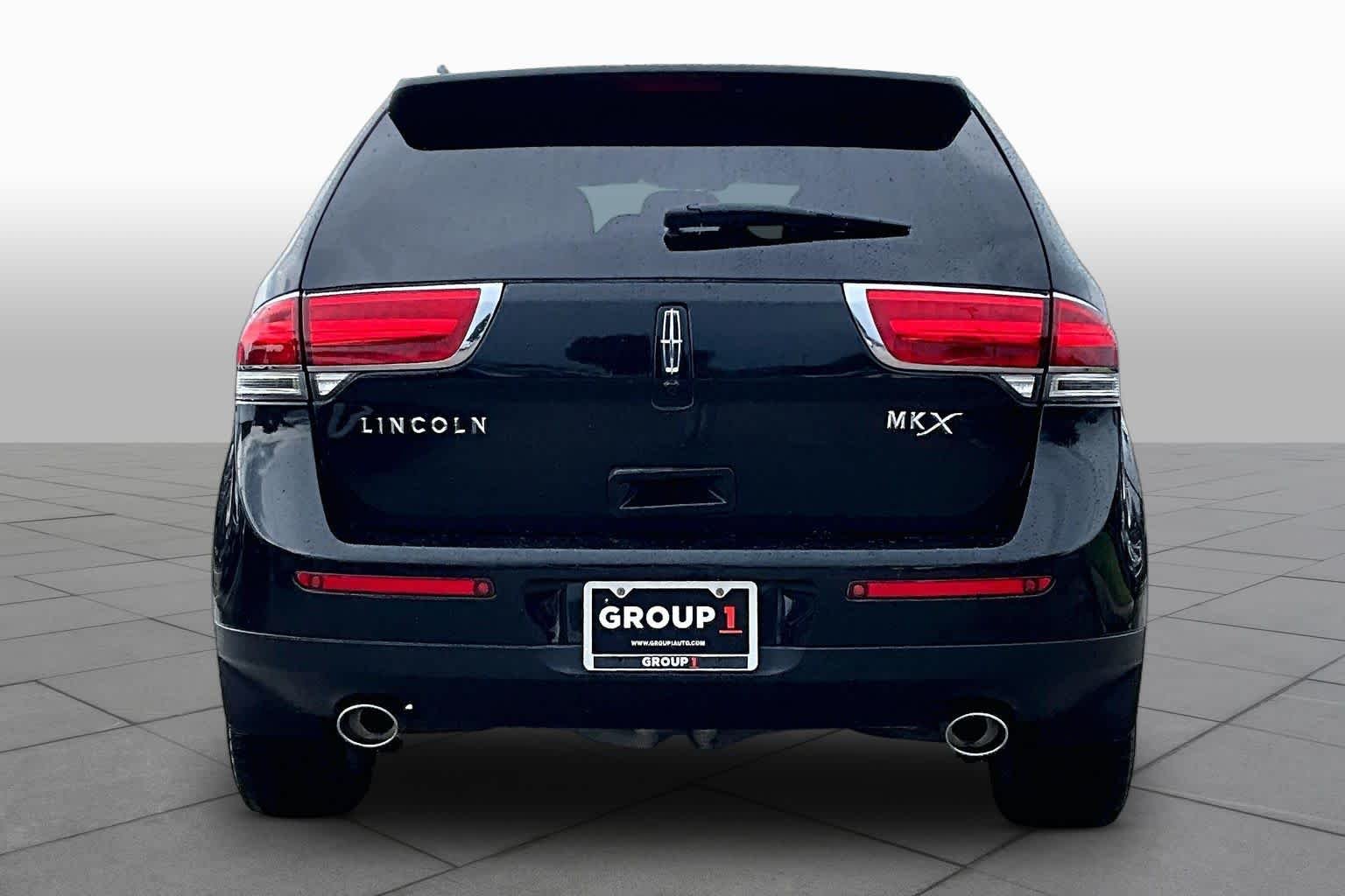 Used 2011 Tuxedo Black Metallic Lincoln  image 4