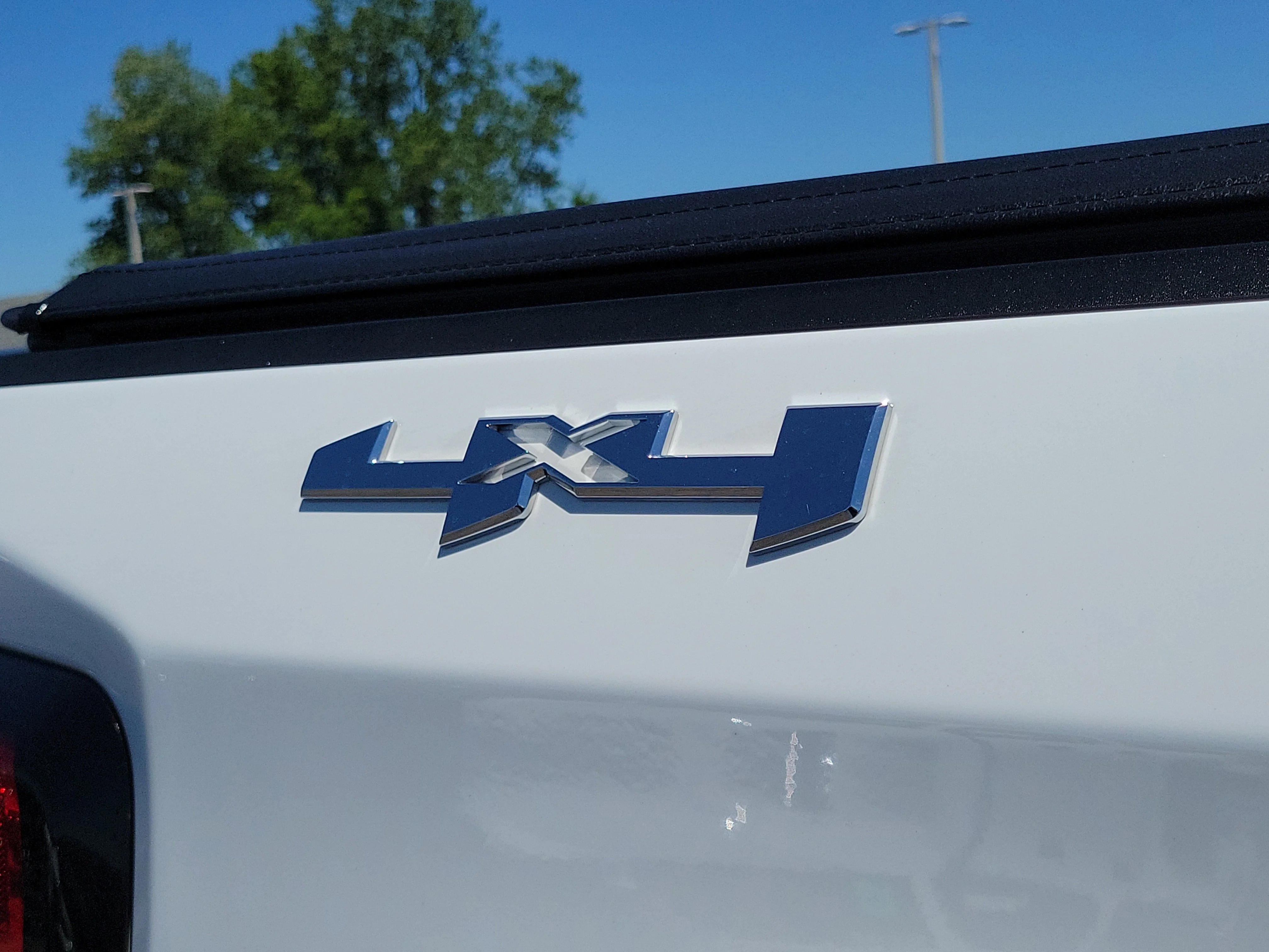 Used 2025 Summit White GMC Elevation image 7