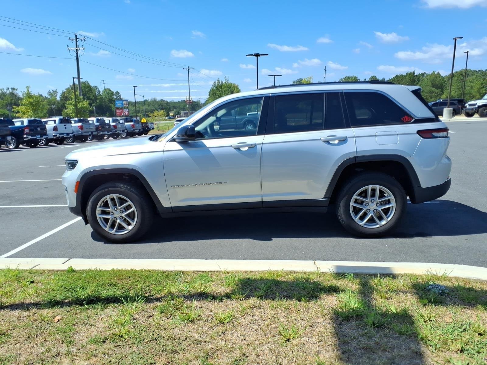 Used 2023 Silver Zynith Jeep Laredo image 17