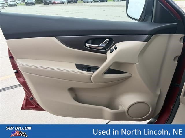 Used 2015 Cayenne Red Nissan S image 16