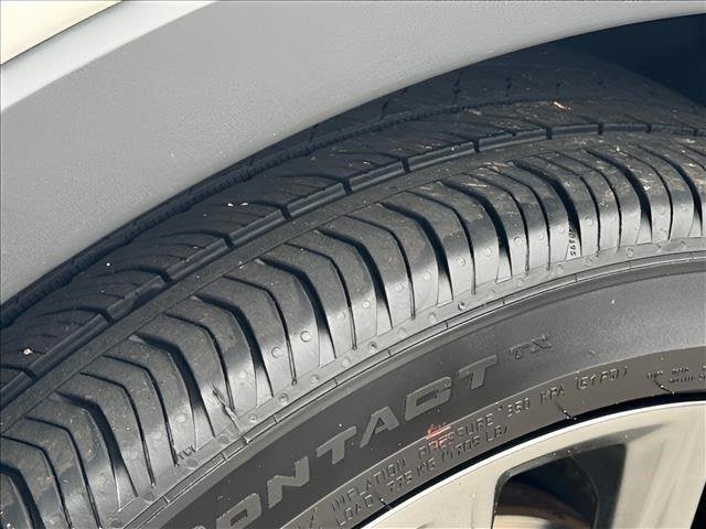 Used 2020 Crystal White Tricoat Cadillac AWD Sport image 29