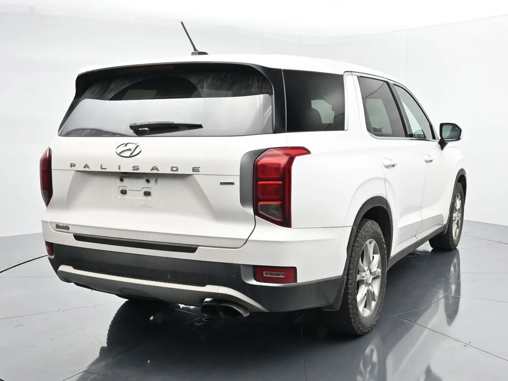 Used 2021 White Hyundai SE image 6