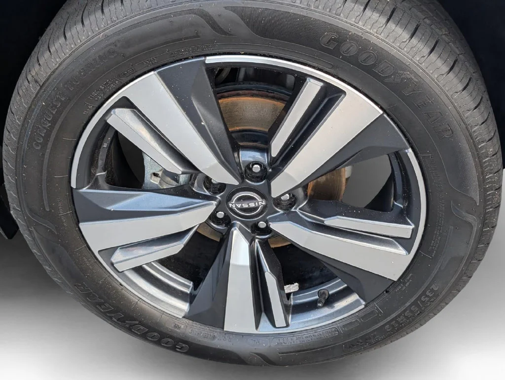 Used 2023 Super Black Nissan Platinum image 13