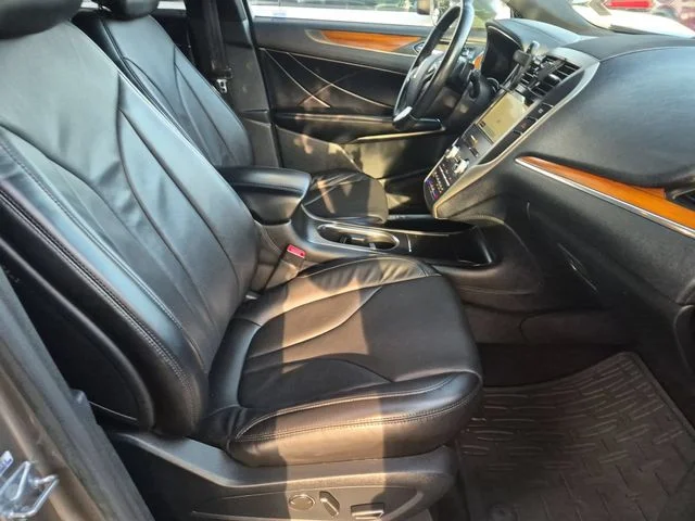 Used 2017 Silver Lincoln Reserve image 36