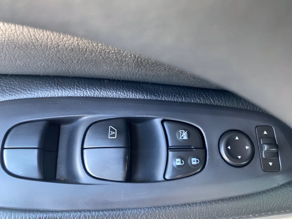 Used 2015 C Black Nissan S image 11