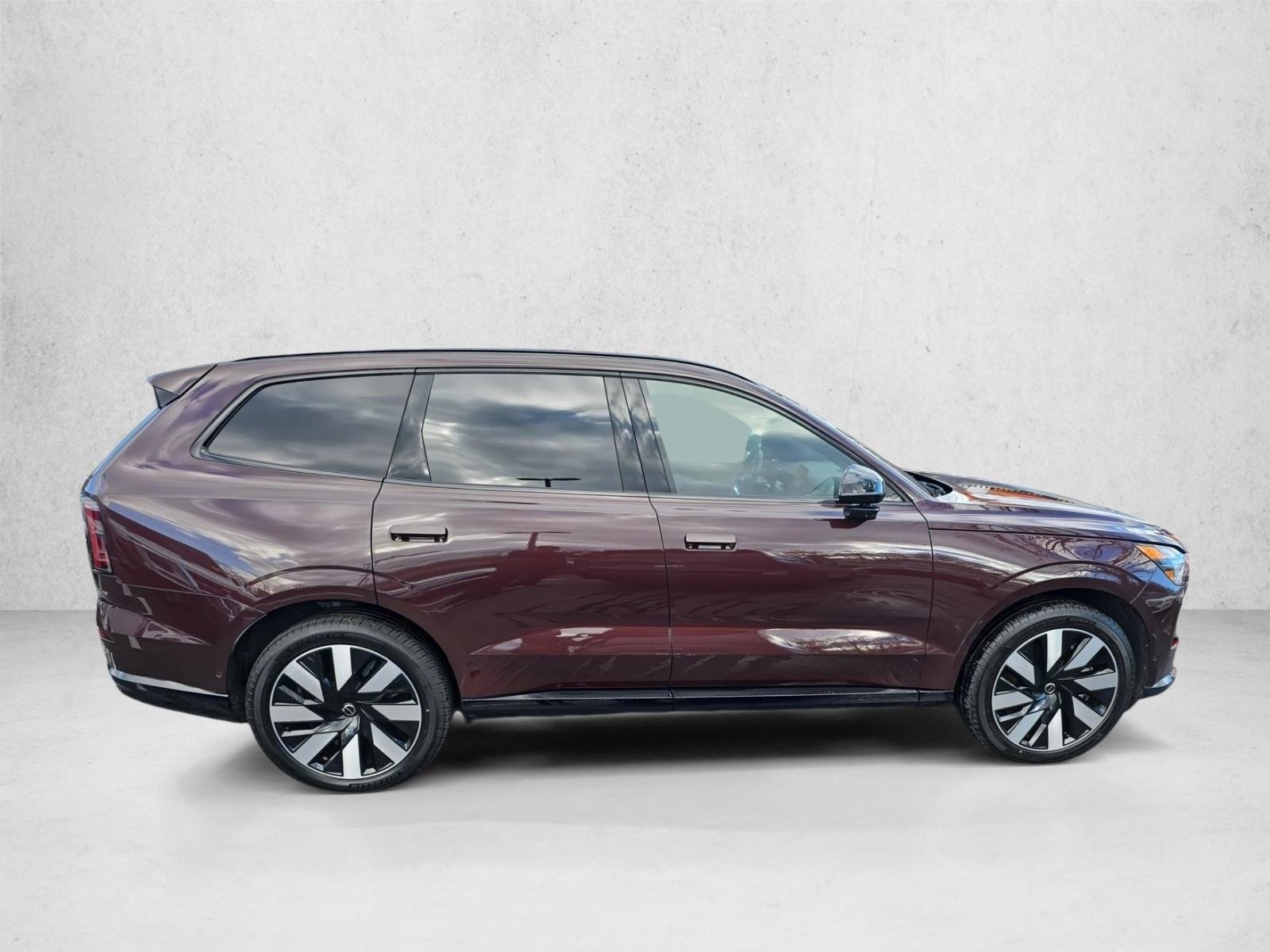Used 2025 Mulberry Metallic Volvo Ultra image 4