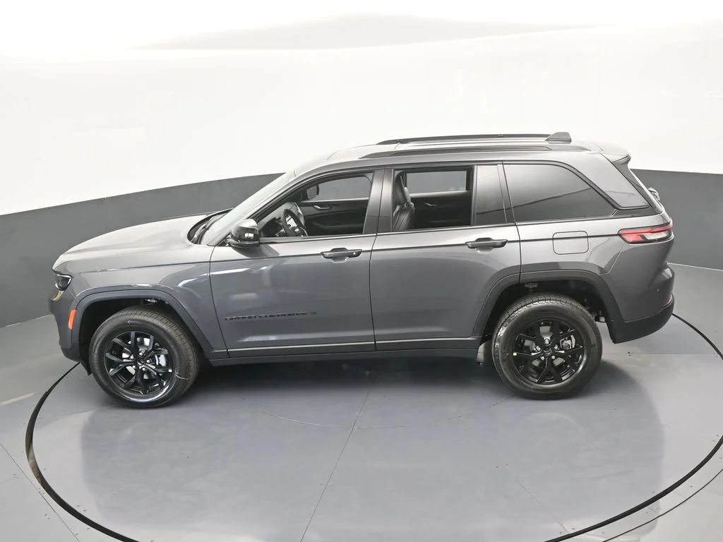New 2025 Baltic Gray Metallic Clear-Coat Exterior Paint Jeep Altitude X image 40