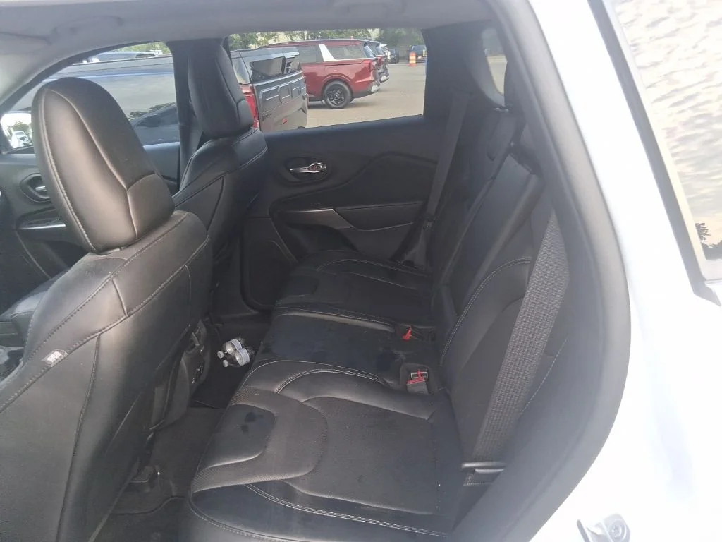 Used 2022 White Jeep Latitude Lux image 13