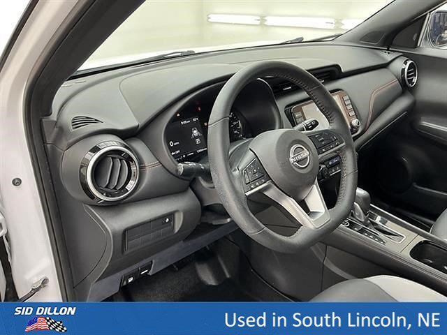 Used 2022 Aspen White Tricoat/Super Black Nissan SR image 13