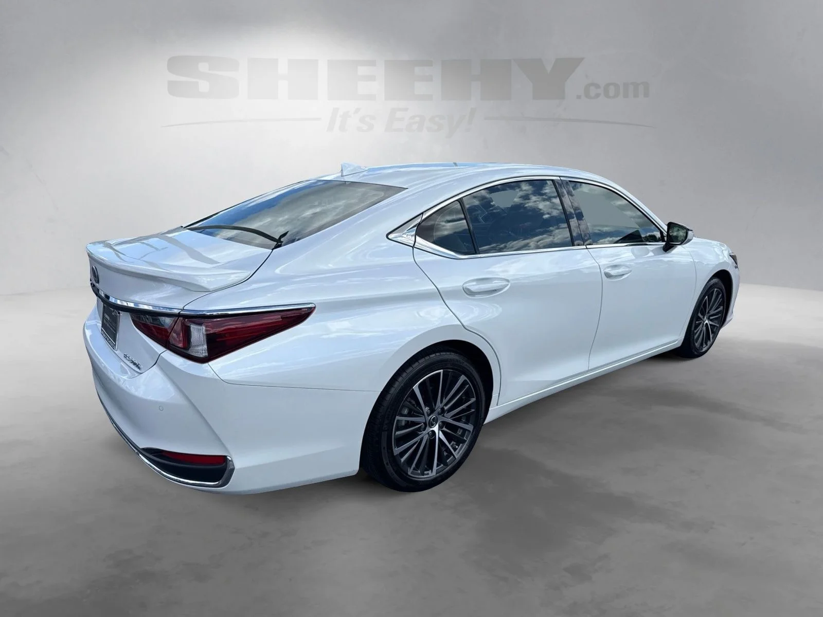 Used 2025 White Lexus 300h image 10
