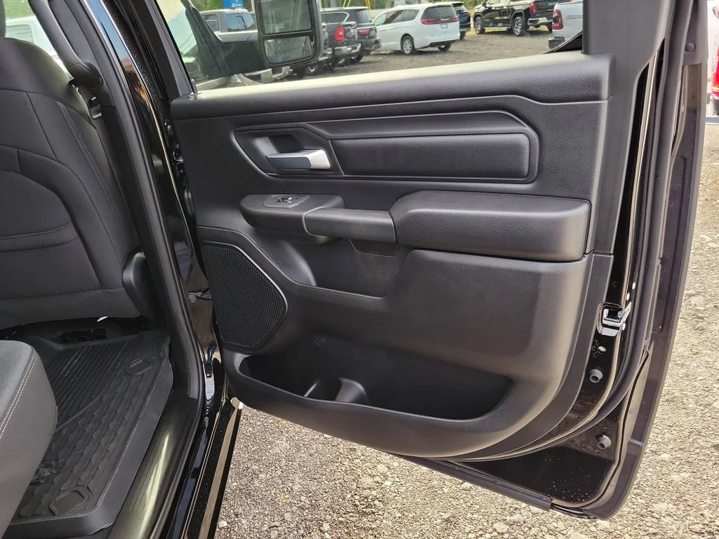 New 2026 Diamond Black Crystal Pearl-Coat Exterior Paint RAM Warlock image 29